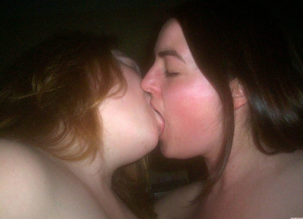 Homemade Lesbian Blowjob - Two lesbian girlfriends sucking two dicks together, homemade blowjob porn.  Original pic #5